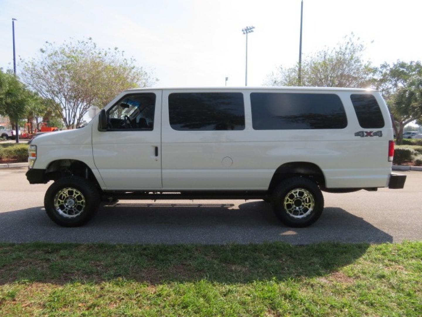 2014 White /GRAY Ford E-Series Wagon XLT (1FBSS3BL6ED) , AUTOMATIC transmission, located at 4301 Oak Circle #19, Boca Raton, FL, 33431, (954) 561-2499, 26.388861, -80.084038 - Photo#15